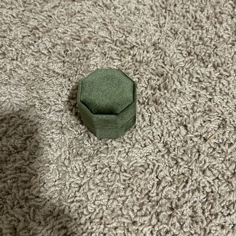 Elegant Green Velvet Ring Box